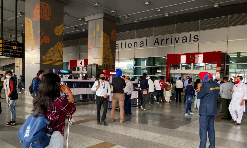 Menino afegão sobrevive em trem de pouso durante voo