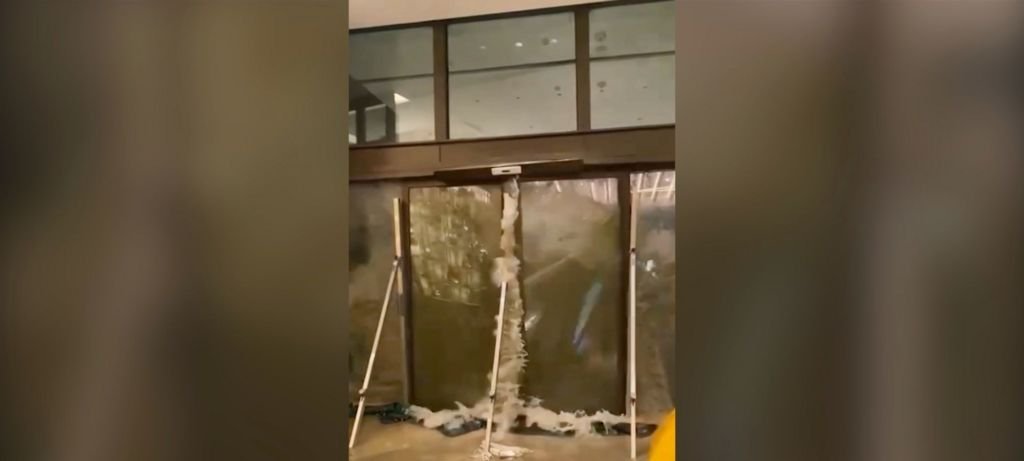 Água invade hotel em Hong Kong durante tufão Ragasa Água invade hotel em Hong Kong durante tufão Ragasa