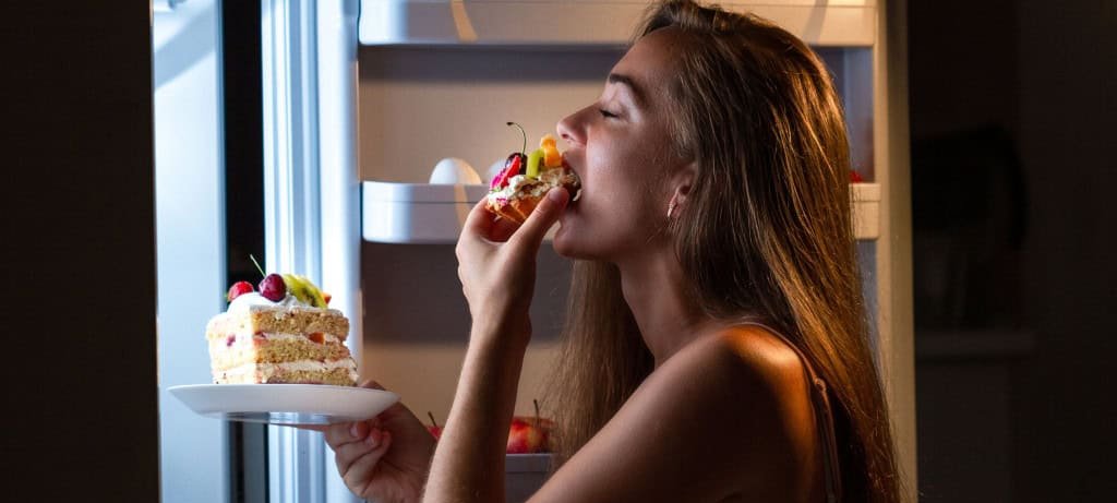 Jantar tarde da noite eleva riscos de obesidade e diabetes Jantar tarde da noite eleva riscos de obesidade e diabetes