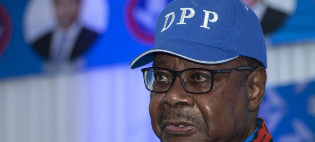 Peter Mutharika vence eleição no Malawi com 57% dos votos Peter Mutharika vence eleição no Malawi com 57% dos votos