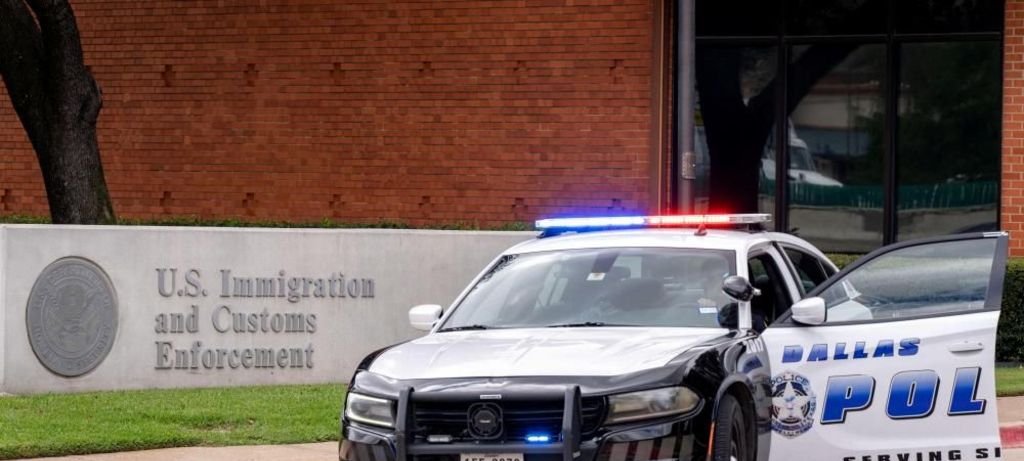 Atirador em Dallas mirou agentes do ICE e matou detento Atirador em Dallas mirou agentes do ICE e matou detento