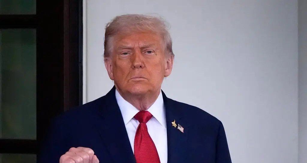 Trump impõe tarifas de 100% a medicamentos e 25% a caminhões Trump impõe tarifas de 100% a medicamentos e 25% a caminhões