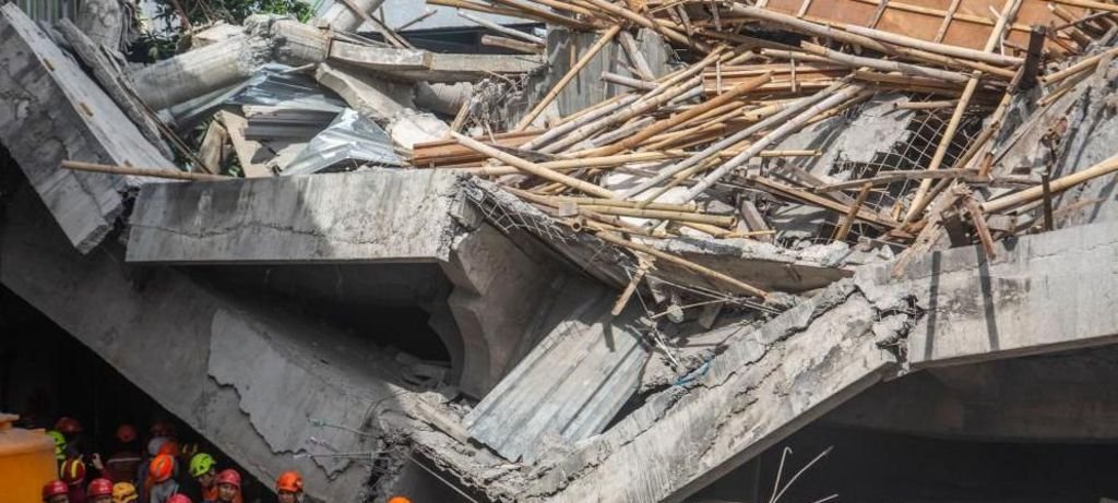 Colapso de escola na Indonésia deixa 3 mortos e 38 presos Colapso de escola na Indonésia deixa 3 mortos e 38 presos