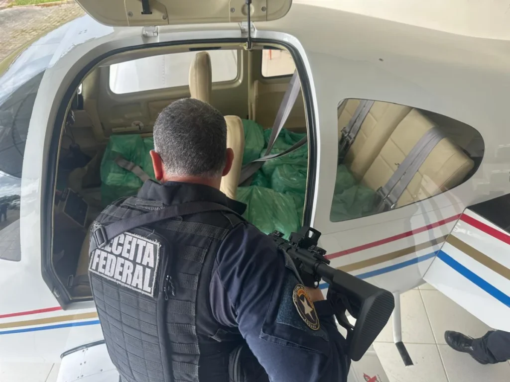 Avião apreendido com 571 iPhones em Santa Catarina Avião apreendido com 571 iPhones em Santa Catarina