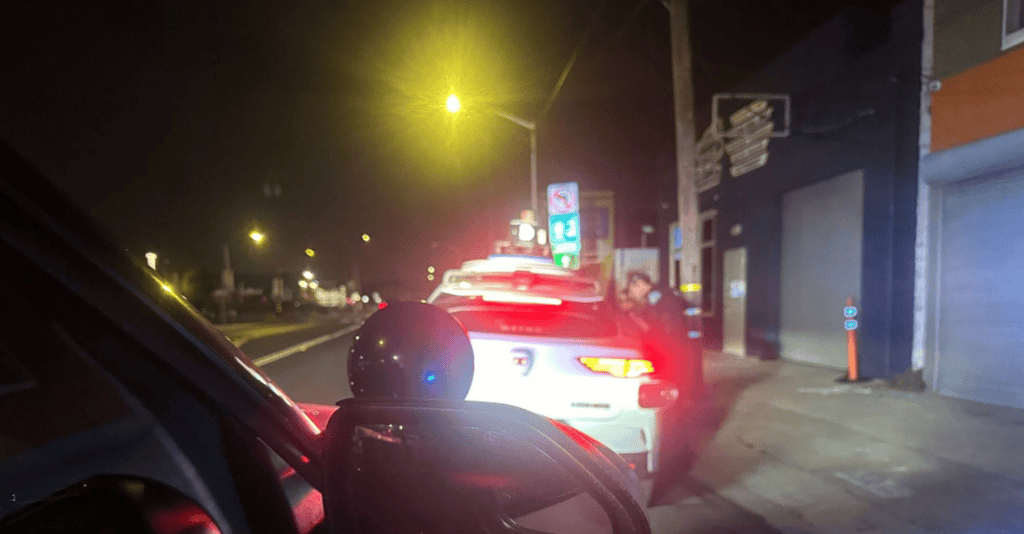 Waymo faz conversão ilegal e polícia não aplica multa Waymo faz conversão ilegal e polícia não aplica multa