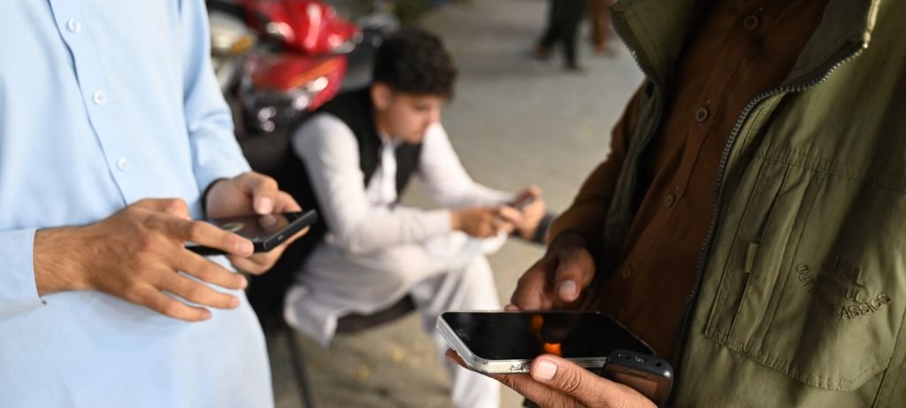 Internet volta no Afeganistão após apagão do Talibã Internet volta no Afeganistão após apagão do Talibã