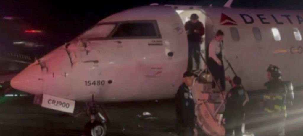 Colisão de aviões da Delta em LaGuardia deixa ferido Colisão de aviões da Delta em LaGuardia deixa ferido