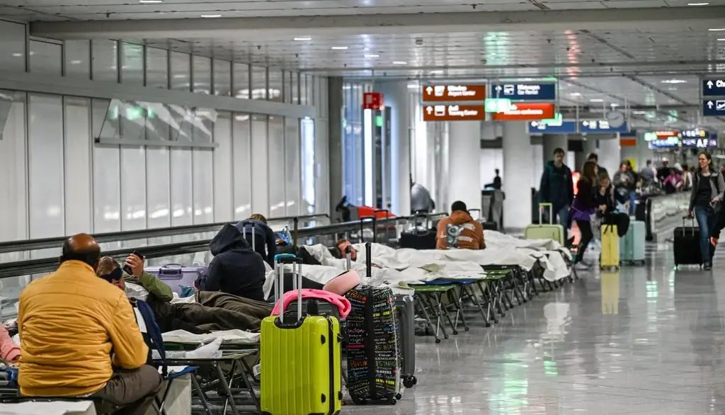 Aeroporto de Munique fecha duas vezes após drones suspeitos Aeroporto de Munique fecha duas vezes após drones suspeitos