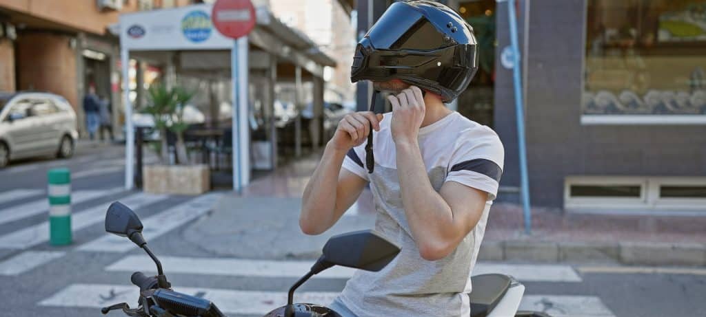 Capacete com Bluetooth pode gerar multa, entenda a lei Capacete com Bluetooth pode gerar multa, entenda a lei
