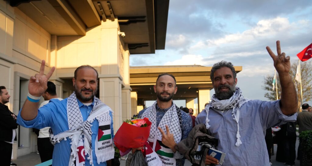 Ativistas da flotilha de Gaza relatam maus-tratos Ativistas da flotilha de Gaza relatam maus-tratos