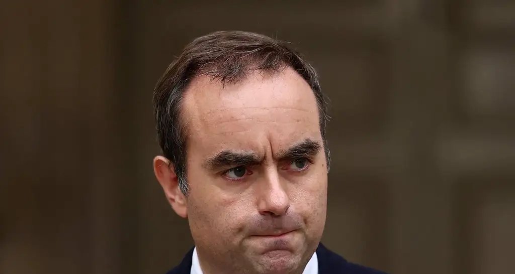 Renúncia do primeiro-ministro francês agrava crise política Renúncia do primeiro-ministro francês agrava crise política