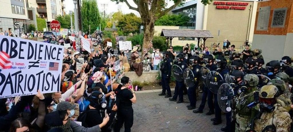 Juiz bloqueia Trump e impede envio da Guarda Nacional Juiz bloqueia Trump e impede envio da Guarda Nacional