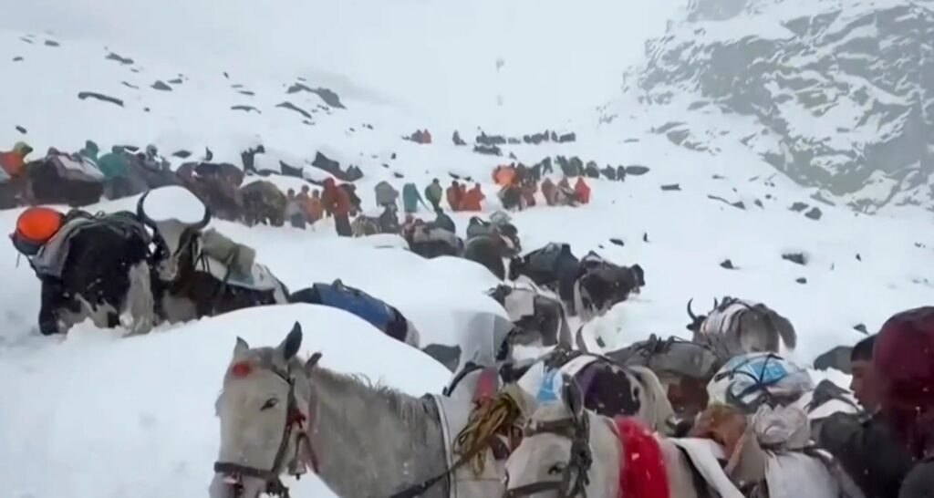 Nevasca no Everest deixa centenas de alpinistas isolados Nevasca no Everest deixa centenas de alpinistas isolados