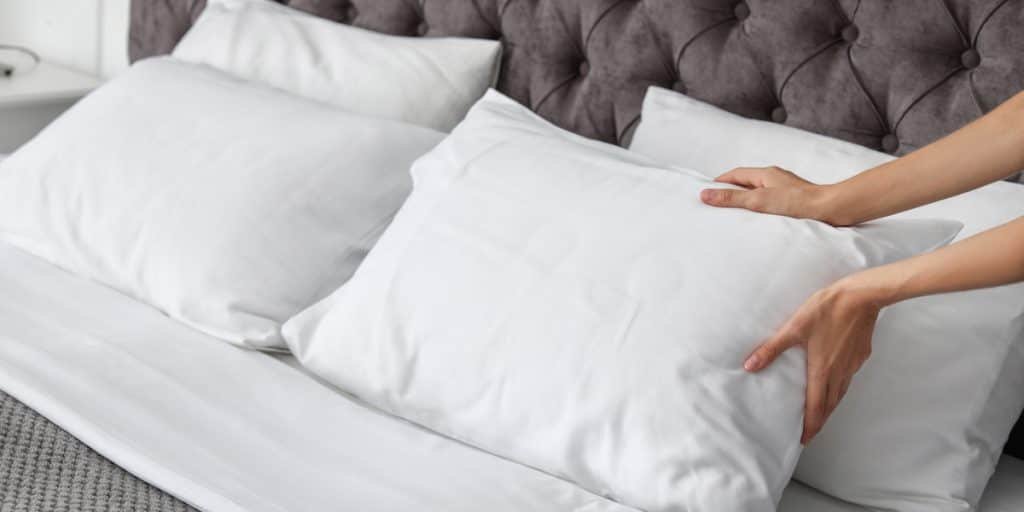 Dormir com ou sem travesseiro: saiba o melhor para sua coluna Dormir com ou sem travesseiro: saiba o melhor para sua coluna