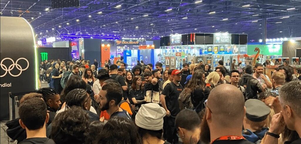 Hideo Kojima provoca filas e polêmica na BGS 2025 Hideo Kojima provoca filas e polêmica na BGS 2025