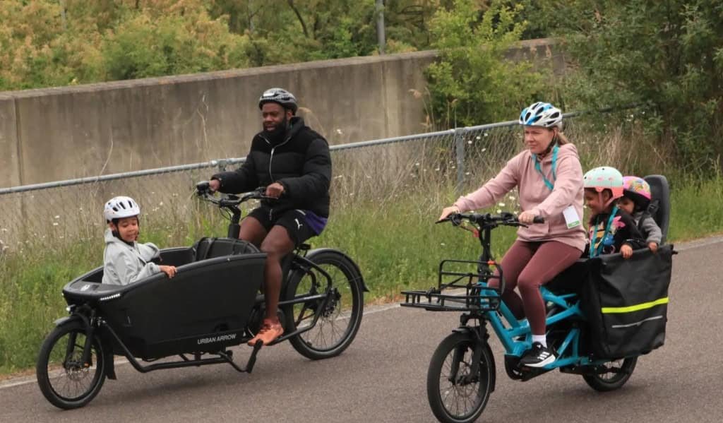 Bicicleta elétrica de carga conquista famílias e reduz uso do carro Bicicleta elétrica de carga conquista famílias e reduz uso do carro