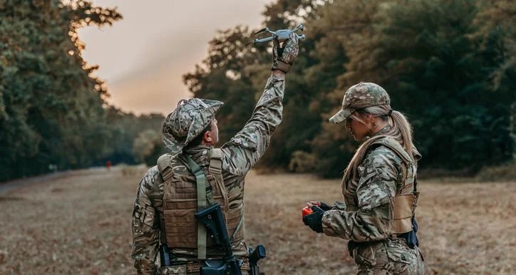 Resistência interna desafia plano do Exército dos EUA de equipar cada soldado com um drone Resistência interna desafia plano do Exército dos EUA de equipar cada soldado com um drone