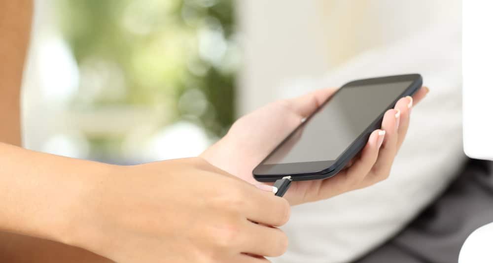 Usar o celular enquanto ele carrega prejudica o aparelho? Entenda o impacto na bateria, no calor e na segurança Usar o celular enquanto ele carrega prejudica o aparelho? Entenda o impacto na bateria, no calor e na segurança
