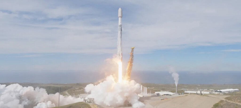 SpaceX atinge 10 mil satélites Starlink lançados após dupla de voos Falcon 9 SpaceX atinge 10 mil satélites Starlink lançados após dupla de voos Falcon 9