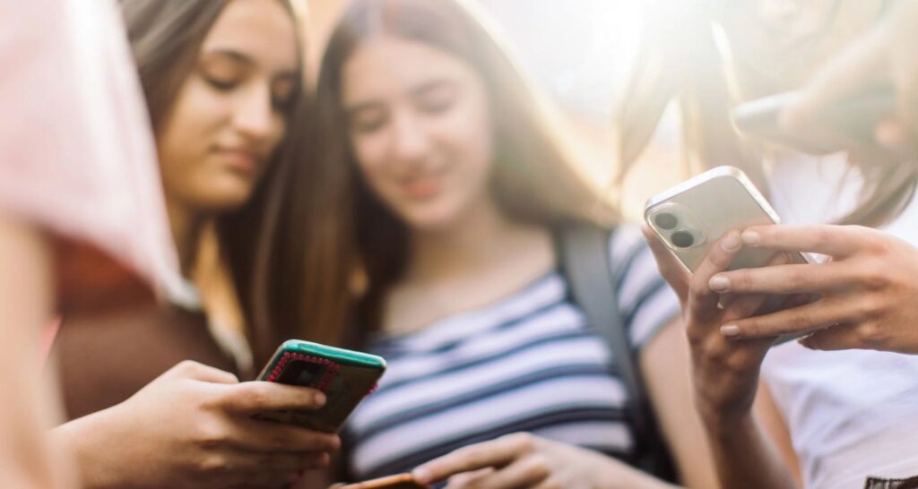 Estudo interno revela que adolescentes insatisfeitos com o corpo recebem três vezes mais conteúdo sobre transtornos alimentares no Instagram Estudo interno revela que adolescentes insatisfeitos com o corpo recebem três vezes mais conteúdo sobre transtornos alimentares no Instagram