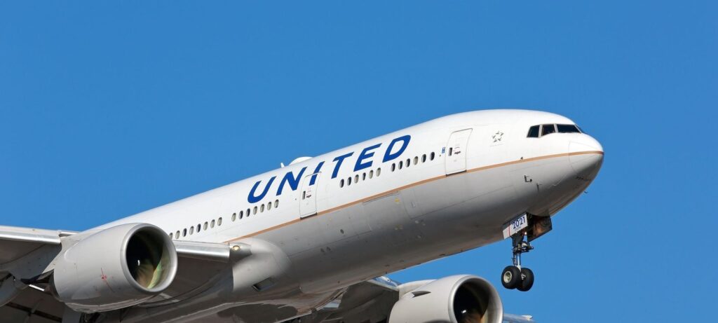 Objeto possivelmente espacial atinge Boeing 737 MAX da United Airlines e força pouso de emergência Objeto possivelmente espacial atinge Boeing 737 MAX da United Airlines e força pouso de emergência