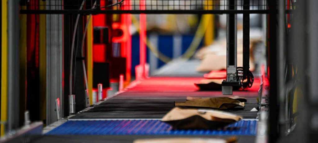 Amazon planeja automatizar 75% da operação e pode evitar 600 mil contratações até 2033 Amazon planeja automatizar 75% da operação e pode evitar 600 mil contratações até 2033