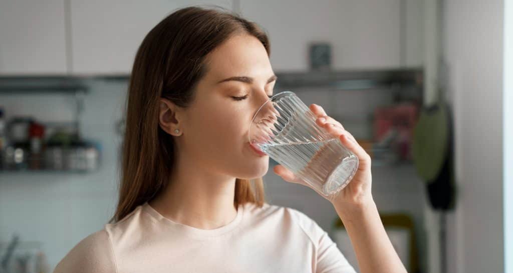 Quando o corpo desidrata em silêncio: entenda por que a sede nem sempre aparece Quando o corpo desidrata em silêncio: entenda por que a sede nem sempre aparece