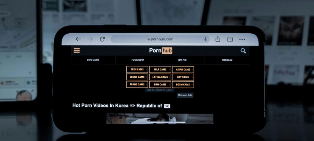 Queda de 75% no tráfego do PornHub expõe impasse sobre verificação de idade no Reino Unido Queda de 75% no tráfego do PornHub expõe impasse sobre verificação de idade no Reino Unido