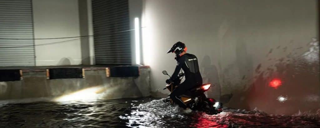 Motocicletas e patinetes elétricos resistem à chuva? Entenda a classificação IP e os cuidados essenciais Motocicletas e patinetes elétricos resistem à chuva? Entenda a classificação IP e os cuidados essenciais
