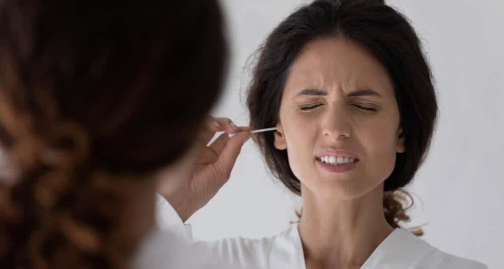 Uso de cotonetes nos ouvidos: riscos, sintomas e métodos seguros de limpeza auditiva Uso de cotonetes nos ouvidos: riscos, sintomas e métodos seguros de limpeza auditiva