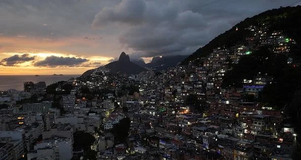 Investigação revela uso de aplicativos por líderes do Comando Vermelho para divulgar torturas e organizar segurança no Rio de Janeiro