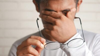 Por que a coceira nos olhos é mais intensa logo ao acordar e quais fatores podem estar por trás do incômodo