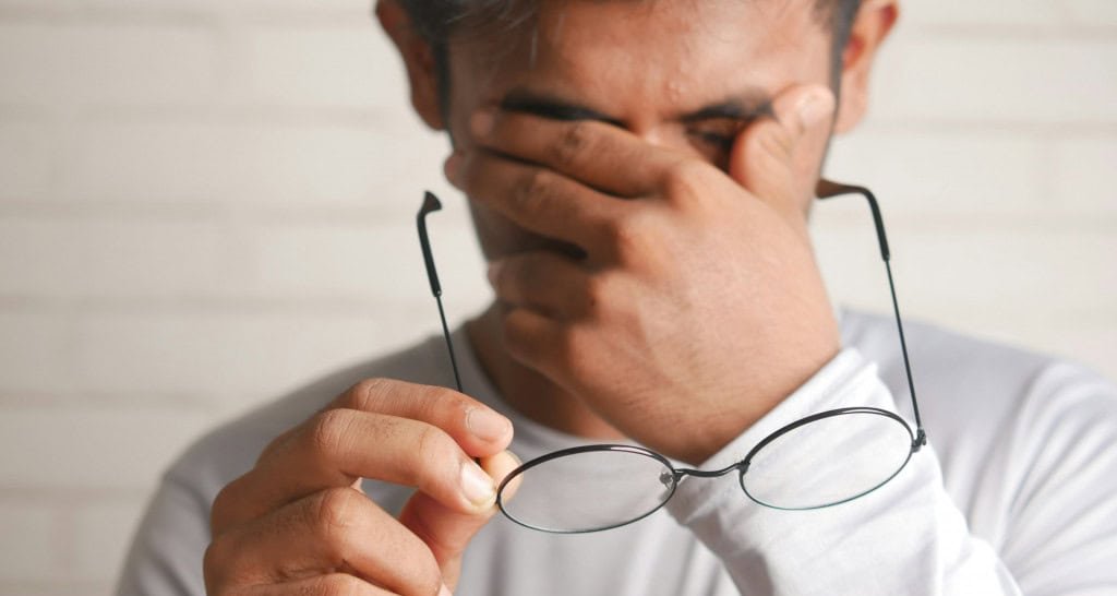 Por que a coceira nos olhos é mais intensa logo ao acordar e quais fatores podem estar por trás do incômodo Por que a coceira nos olhos é mais intensa logo ao acordar e quais fatores podem estar por trás do incômodo