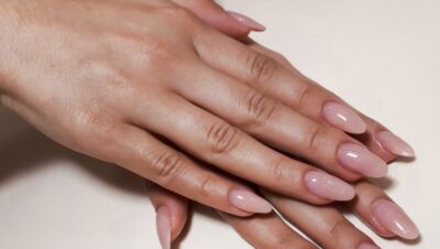 Anvisa proíbe substâncias em esmaltes e géis: entenda o que muda para unhas em gel no Brasil