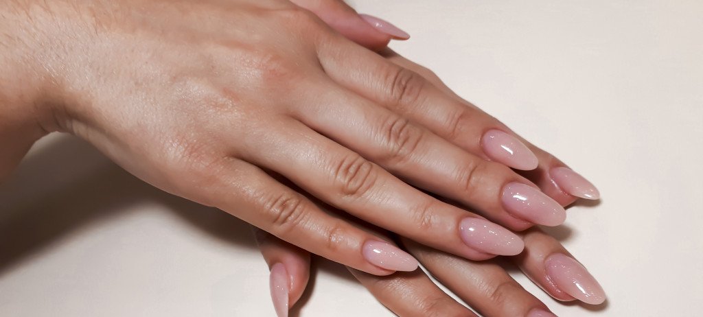 Anvisa proíbe substâncias em esmaltes e géis: entenda o que muda para unhas em gel no Brasil Anvisa proíbe substâncias em esmaltes e géis: entenda o que muda para unhas em gel no Brasil