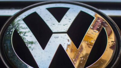 Volkswagen registra prejuízo de 1,3 bilhão de euros no 3º trimestre e vê riscos em tarifas e falta de chips