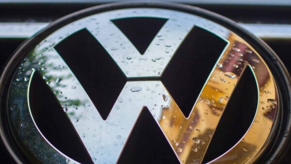 Volkswagen registra prejuízo de 1,3 bilhão de euros no 3º trimestre e vê riscos em tarifas e falta de chips