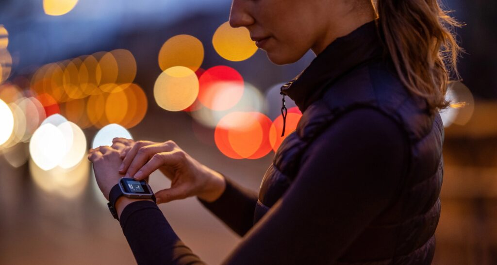 Smartwatches e smart rings: benefícios conhecidos, limitações de precisão e desafios de privacidade