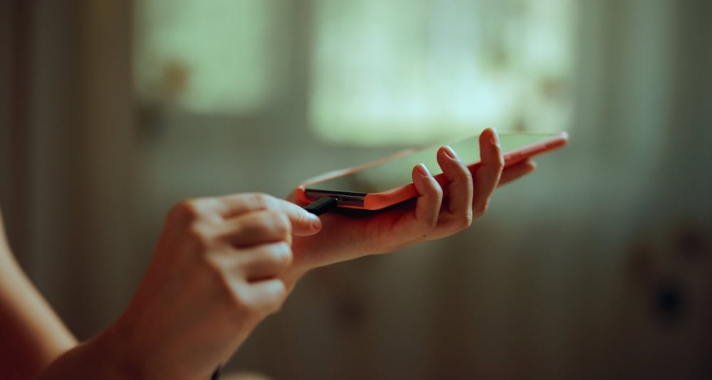 7 mitos sobre bateria de celular que ainda confundem usuários