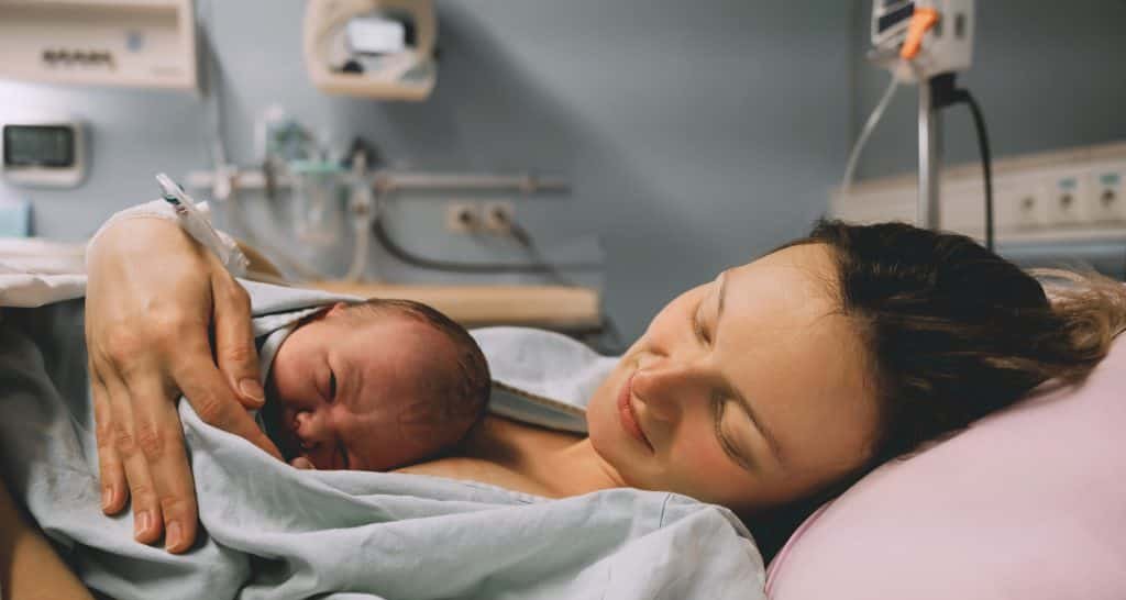 Contato pele a pele na primeira hora de vida aumenta aleitamento materno exclusivo e estabiliza sinais vitais, indica revisão global