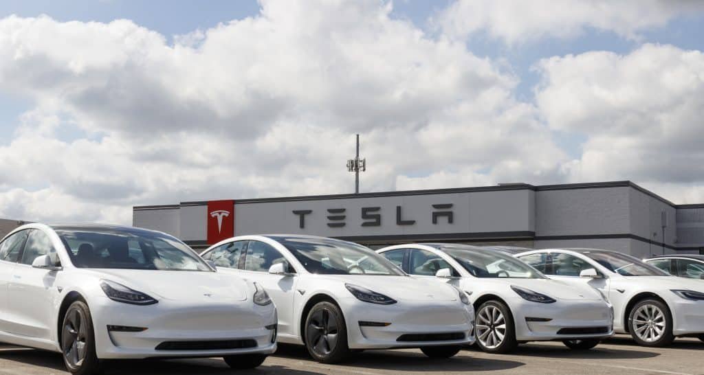 Falha em maçanetas eletrônicas motiva processo contra Tesla após acidente fatal com Model S 2016 em Wisconsin