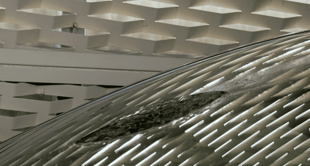 Objeto desconhecido derrete para-brisa de Tesla em rodovia australiana; origem pode ser meteorito ou lixo espacial