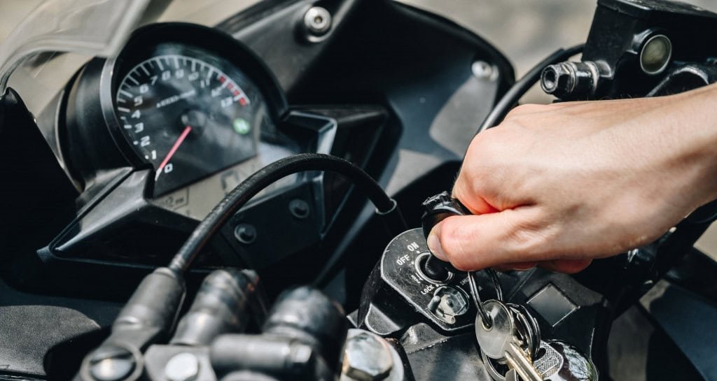 Guia detalhado dos principais hábitos que danificam a moto e como evitá-los Guia detalhado dos principais hábitos que danificam a moto e como evitá-los
