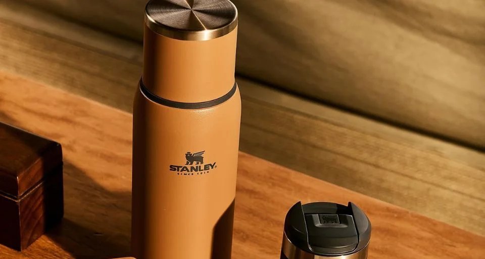 Esquenta Black Friday da Amazon traz copos e garrafas Stanley com até 45% de desconto e preços a partir de R$63