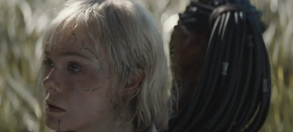 Predador: Terras Selvagens transforma criatura em protagonista, suaviza violência e gera debate sobre rumo da franquia