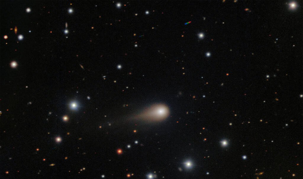 Cometa interestelar 3I/ATLAS exibe mudança de cor e aceleração não gravitacional durante periélio