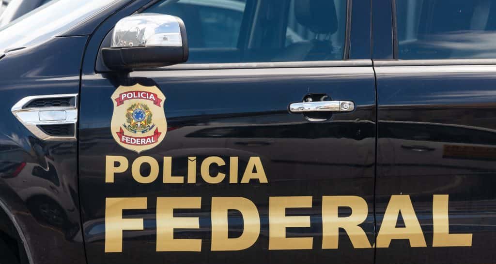 Recursos extras garantem emissão de passaportes até o fim do mês, mas orçamento da PF permanece sob pressão Recursos extras garantem emissão de passaportes até o fim do mês, mas orçamento da PF permanece sob pressão