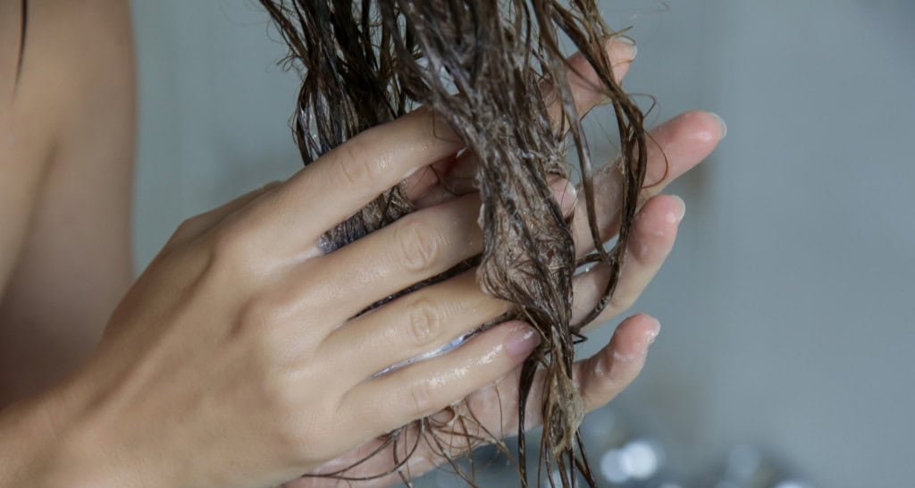 Dormir com cabelo molhado: entenda os riscos para vias respiratórias, couro cabeludo e fios