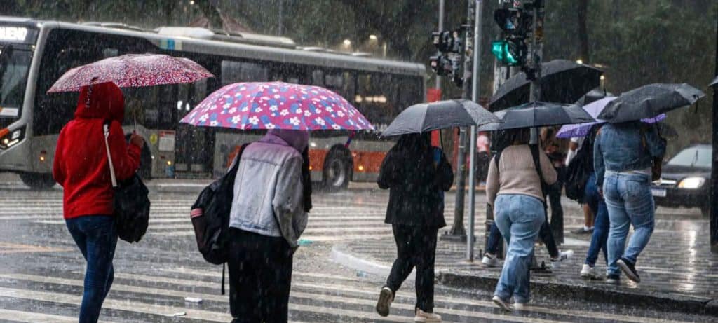 Ciclone extratropical aciona alerta de ventos de até 115 km/h e mobiliza operação de emergência em São Paulo Ciclone extratropical aciona alerta de ventos de até 115 km/h e mobiliza operação de emergência em São Paulo