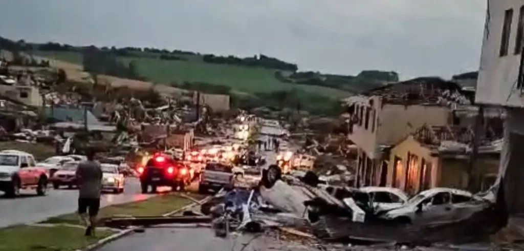 Ciclone extratropical mata seis no Paraná, afeta 10 mil pessoas e leva ventos extremos ao Sudeste Ciclone extratropical mata seis no Paraná, afeta 10 mil pessoas e leva ventos extremos ao Sudeste